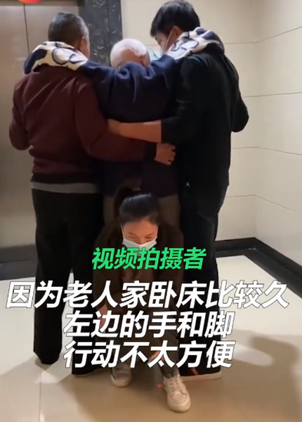 百善孝为先!外孙女蹲下给生病姥爷当凳子 网友:一蹲一坐之间爱无言