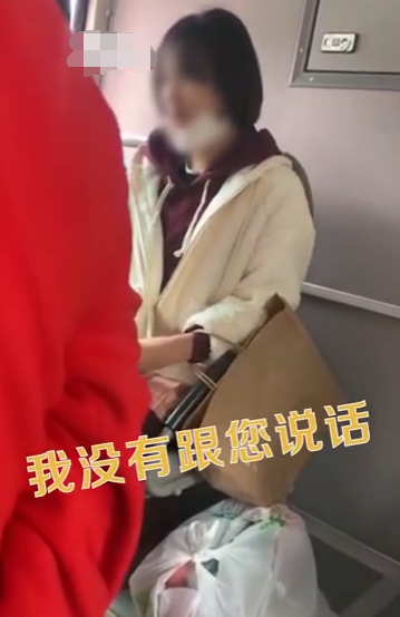 嚣张!女子公交上摘口罩吃榴莲 遭劝阻后竟舌战全车人