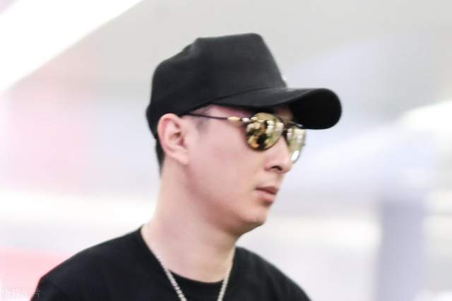 【网红收割机】王思聪评论网红半藏森林 身材太诱人换成自己都把持不住