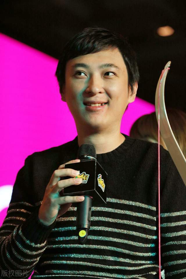 【网红收割机】王思聪评论网红半藏森林 身材太诱人换成自己都把持不住