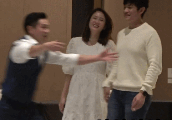 安排!陈乔恩看望安以轩女儿 没满月就被妈妈戴上小发箍