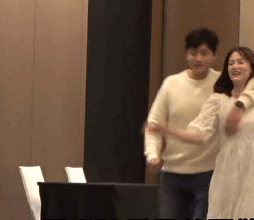 安排!陈乔恩看望安以轩女儿 没满月就被妈妈戴上小发箍