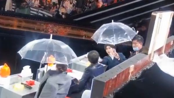 暖心绅士!蔡徐坤给张凯丽让伞 网友:棒!