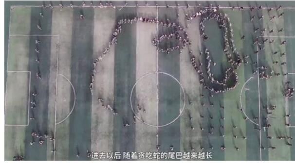 震撼！近2500名中学生贪吃蛇式跑操 现场发生了什么？