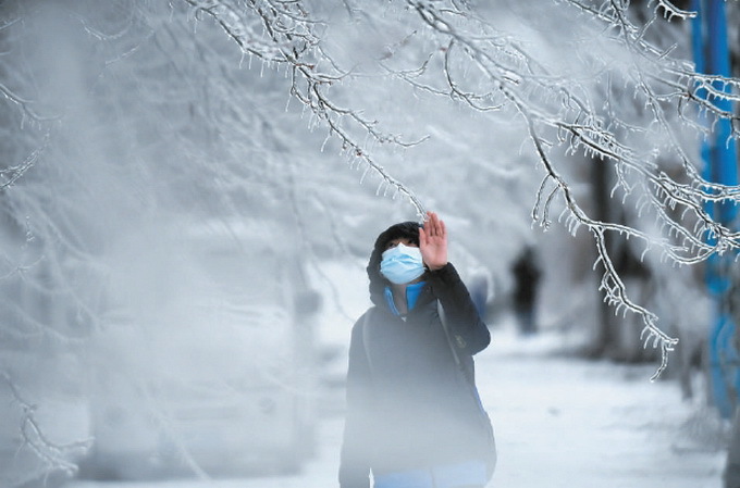 东北大妈用雪洗貂皮大衣 网友：学到了！现在就缺雪了！