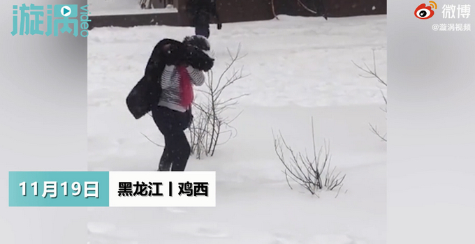 东北大妈用雪洗貂皮大衣 网友：学到了！现在就缺雪了！