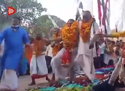 【争议】印度妇女让祭司从背上踩过求子,真的管用吗？
