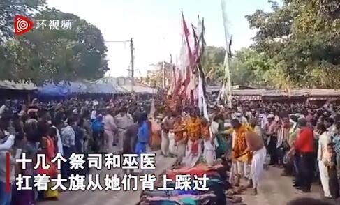 【争议】印度妇女让祭司从背上踩过求子,真的管用吗？
