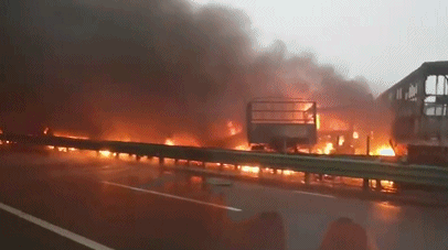 惨烈！陕西高速40余辆车相撞10余车起火 事故原因是什么？