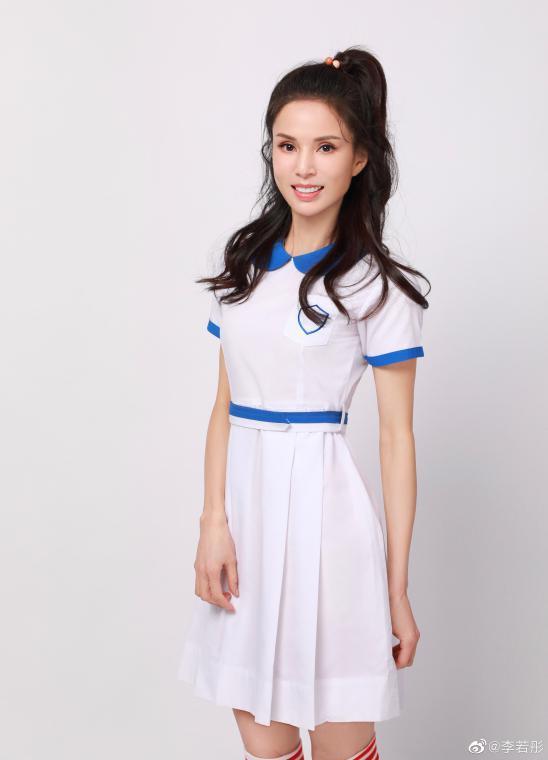 54岁李若彤穿17岁时同款校服 