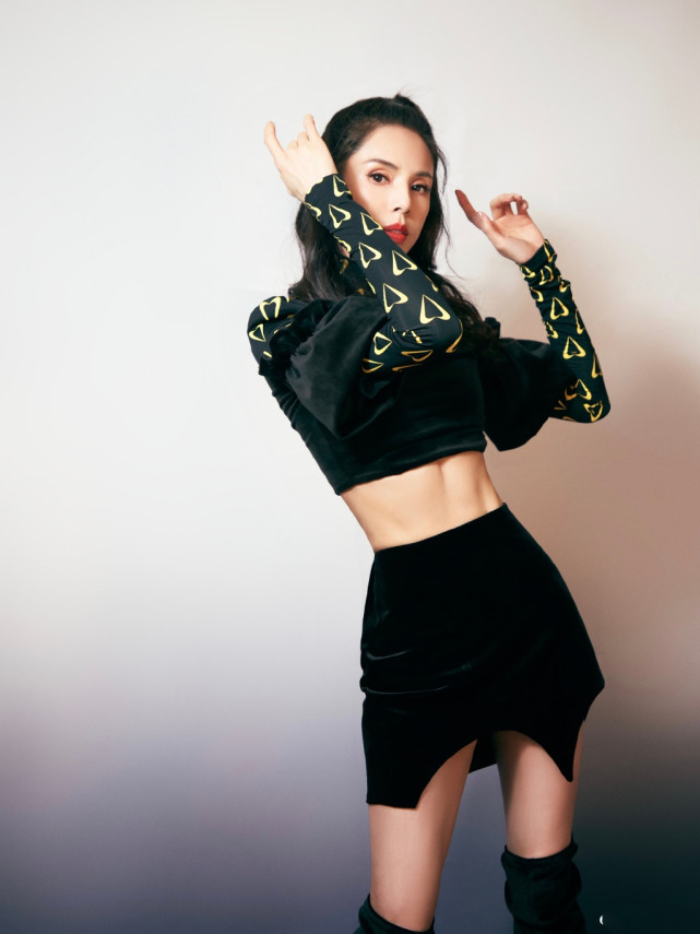岁月不败美人!54岁李若彤穿17岁时同款校服美翻了