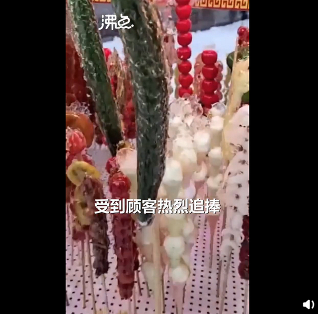 馋哭了!东北摊主把鸡爪猪蹄做成糖葫芦 具体咋回事?