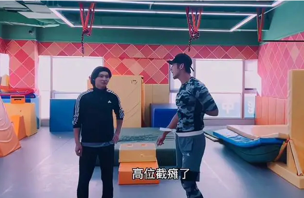 太危险了 钟丽缇老公运动险出事 后空翻失误脑勺着地悲催