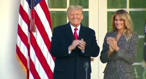 特朗普赦免感恩节火鸡时被问“会赦免自己吗”，笑而不语转身离开