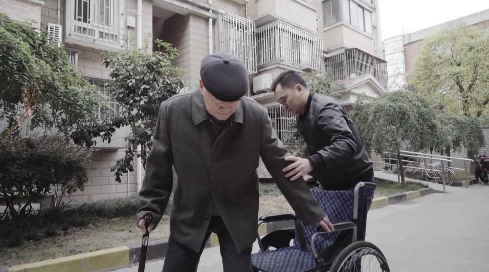 【最新】300万房产送水果摊主老人家属发声：他有老年痴呆症