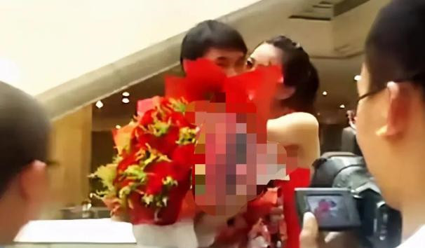 出轨女粉丝还偷税?大衣哥否认 无风不起浪