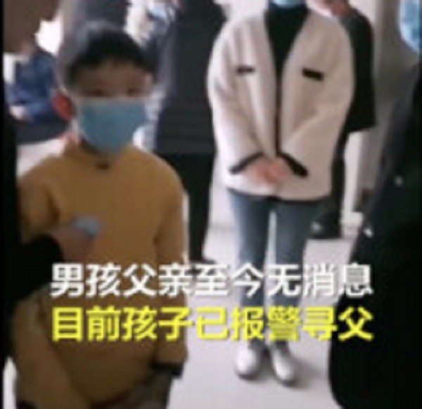 最新!男孩跪守的母亲去世 父亲挂断电话 妇联回应跪守病母男孩收养问题