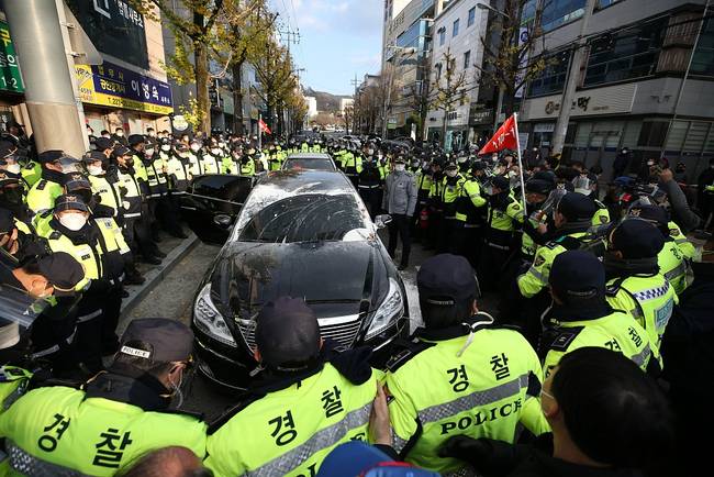 89岁韩国前总统全斗焕被判缓刑2年 汽车遭砸鸡蛋