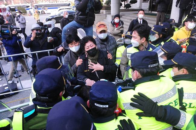 89岁韩国前总统全斗焕被判缓刑2年 汽车遭砸鸡蛋