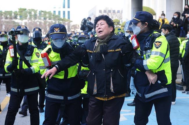 89岁韩国前总统全斗焕被判缓刑2年 汽车遭砸鸡蛋