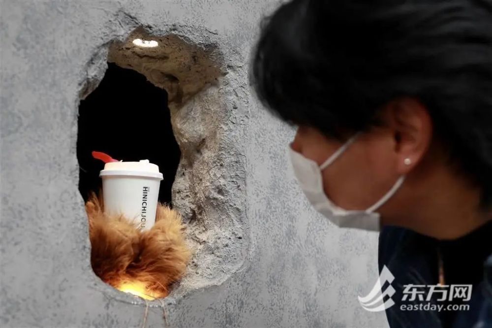 冬天的温暖！面部烧伤人士用熊爪递咖啡 感受到了ta的治愈力