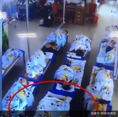 怒！幼儿园老师坐孩子身上玩手机被拘