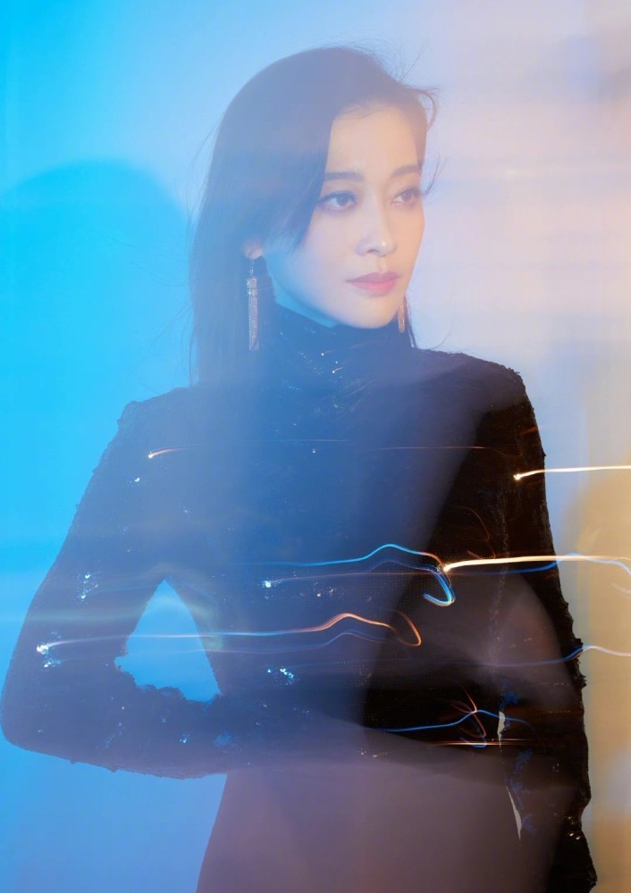 首次登上杂志封面便穿品牌高定！梅婷女儿登封面遗传妈妈美貌
