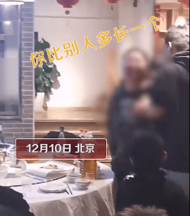 送你上热搜!女子被擅闯厕所男孩母亲辱骂 态度嚣张惹怒网友