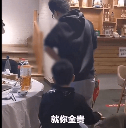送你上热搜!女子被擅闯厕所男孩母亲辱骂 态度嚣张惹怒网友
