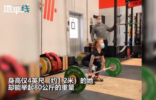 现实版大力女都奉顺!7岁女孩举起80公斤杠铃 被她的