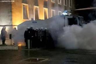 阿尔巴尼亚多个城市发生示威抗议 内政部长引咎辞职