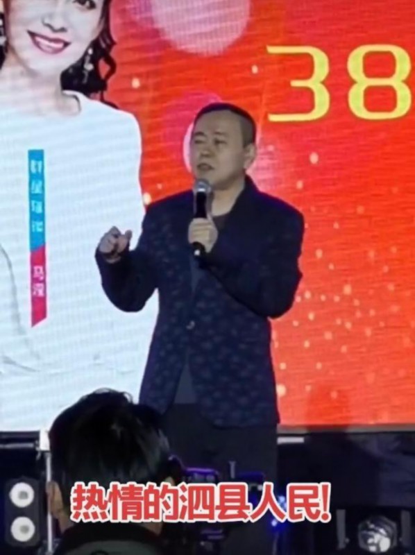 观众为了看潘长江演出爬上树 活动现场人山人海