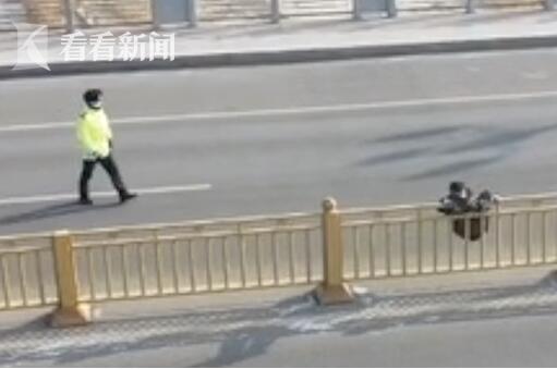 男子翻护栏被卡获交警公主抱 好家伙！也不知是惊喜还是惊吓
