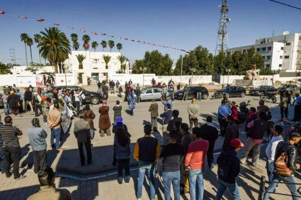 资料图片：10月27日，突尼斯西迪布吉德市民众在市中心的穆罕穆德·布瓦齐齐广场集会，要求政府提供稳定的工作。（法新社）