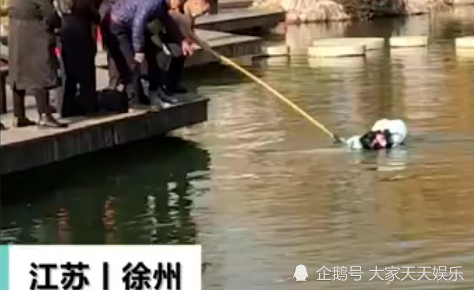 羽绒服还能“救命”？徐州一女子踩空坠湖，因羽绒服漂浮被救