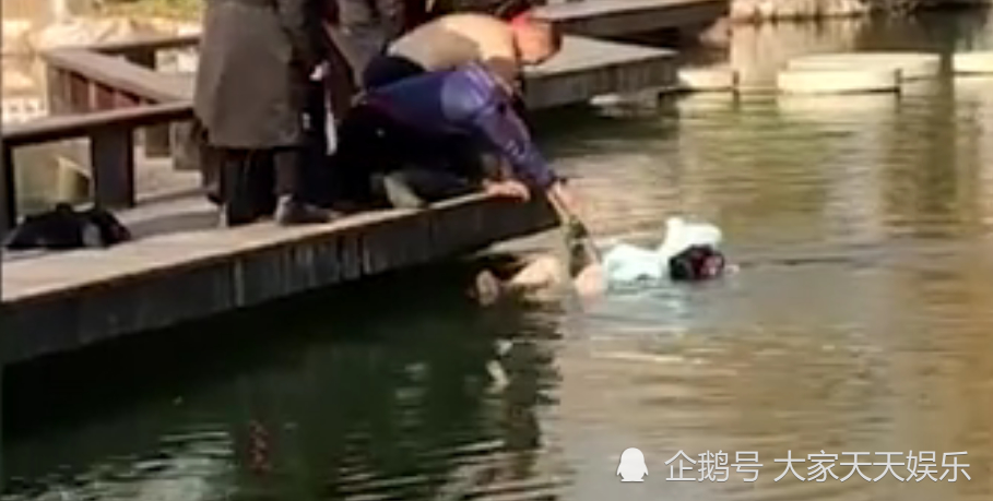 羽绒服还能“救命”？徐州一女子踩空坠湖，因羽绒服漂浮被救