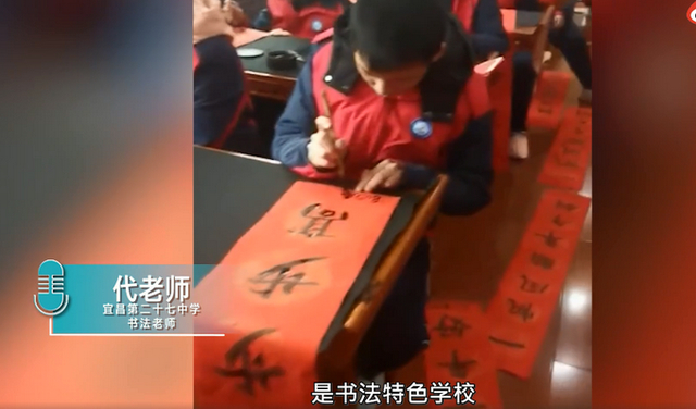女孩被老师表扬后开心到“起飞”，动作超萌