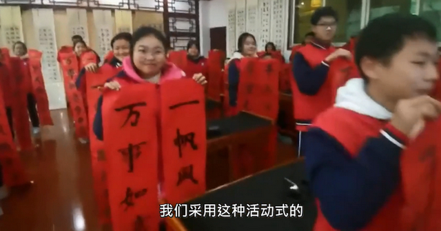 女孩被老师表扬后开心到“起飞”，动作超萌