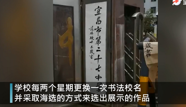 女孩被老师表扬后开心到“起飞”，动作超萌