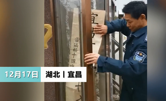 女孩被老师表扬后开心到“起飞”，动作超萌