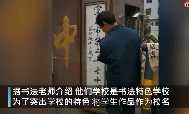 女孩被老师表扬后开心到“起飞”，动作超萌