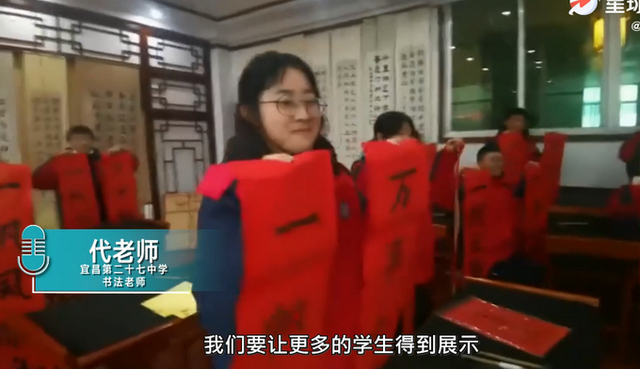 女孩被老师表扬后开心到“起飞”，动作超萌