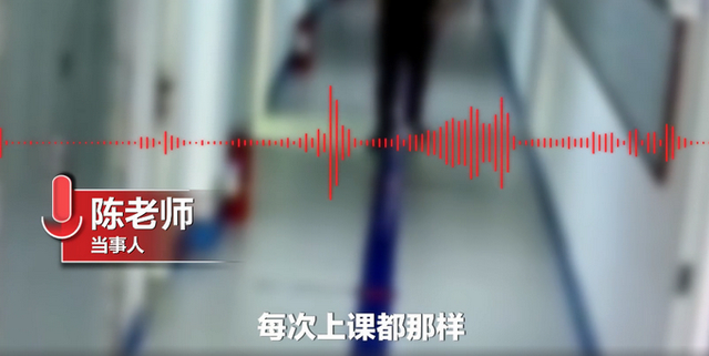 老师进教室前反复调整笑容 网友：当代老师真实的写照