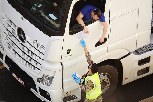 圣诞节在即 大批车辆滞留英法边境等待回家