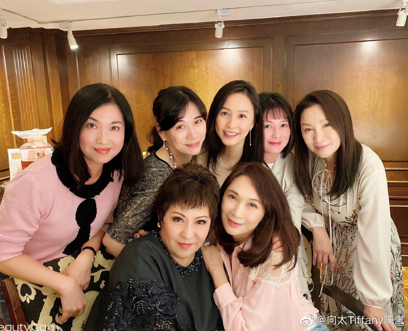 向华强父子俩依亲居留台湾,向太亲揭原因,网民:略显牵强