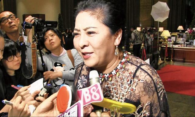 向华强父子俩依亲居留台湾,向太亲揭原因,网民:略显牵强