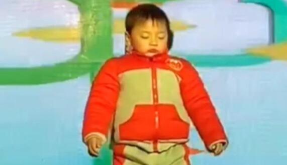 可可爱爱！小朋友舞台表演节目时睡着上热搜