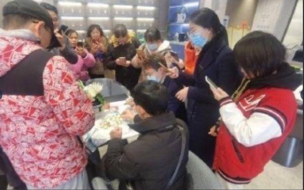 湖南一老人买房用金元宝付款 售楼处的人当场看傻了!