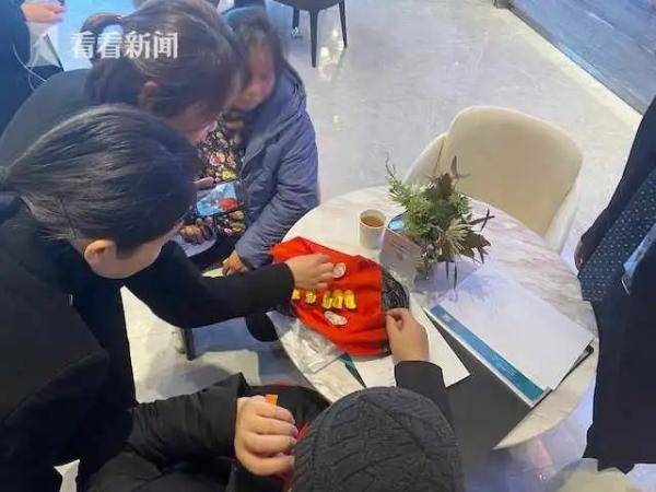 湖南一老人买房用金元宝付款 售楼处的人当场看傻了!
