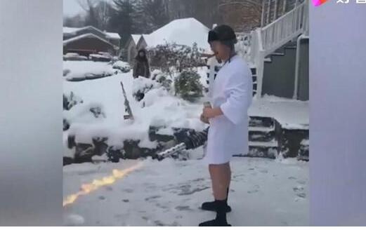 美国一男子用喷火器清除门前积雪 积雪瞬间便融化了